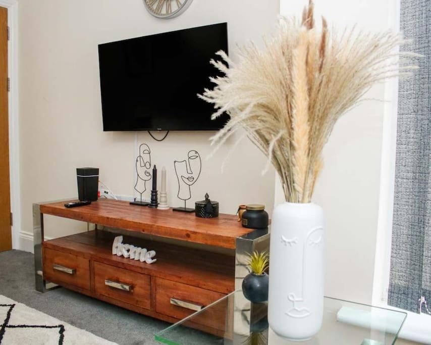 No25-Luxe Living Guest House- 2 Bed-Wifi-Free Parking-City- Beach สวอนซี ภายนอก รูปภาพ
