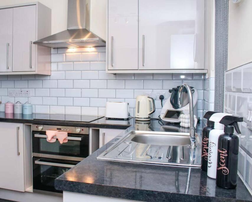 No25-Luxe Living Guest House- 2 Bed-Wifi-Free Parking-City- Beach สวอนซี ภายนอก รูปภาพ